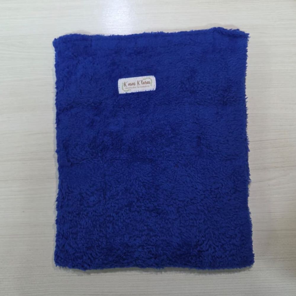 Guatero de semilla de felpa azul con etiqueta al centro