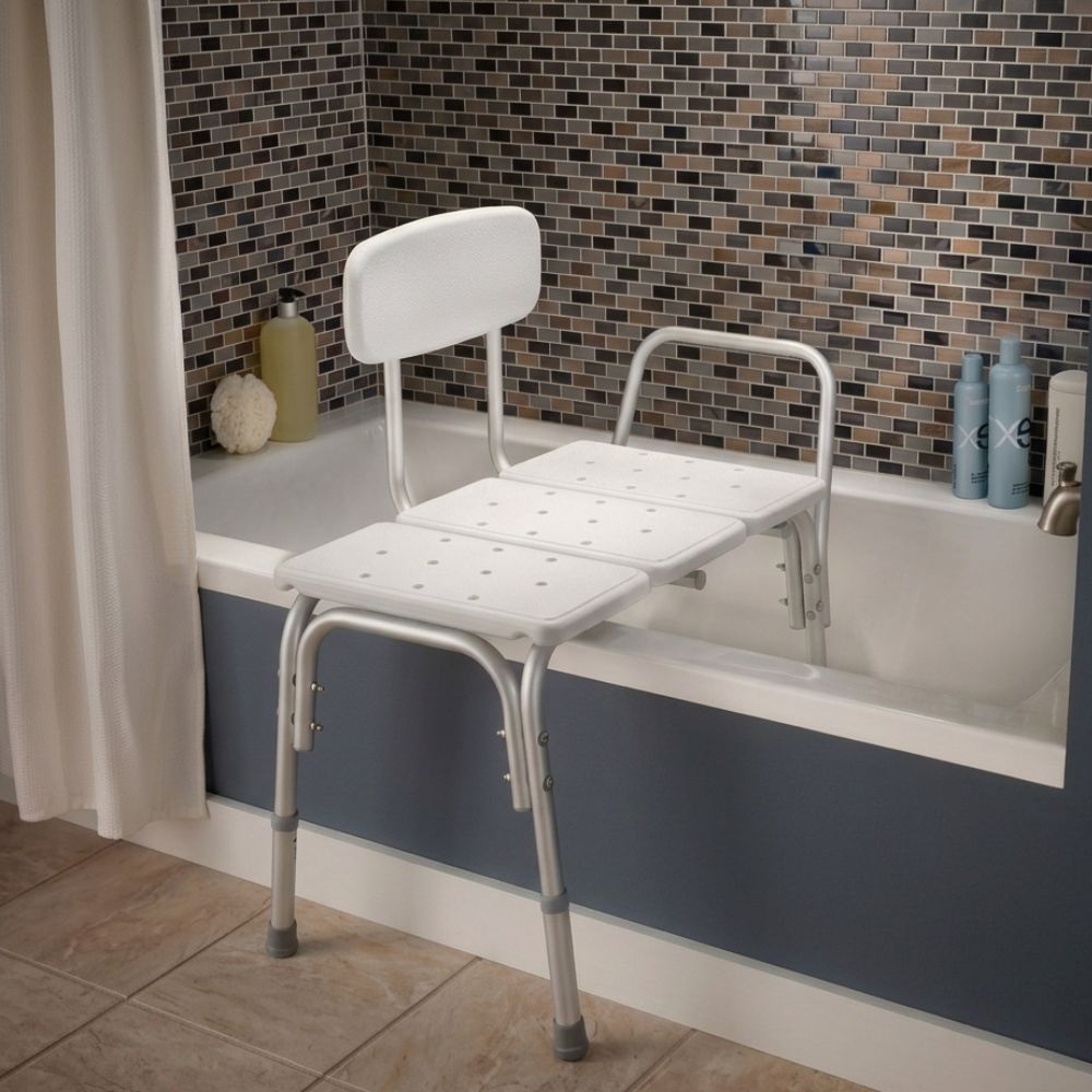Banqueta de transferencia blanca con respaldo abatible, asiento con perforaciones y patas
