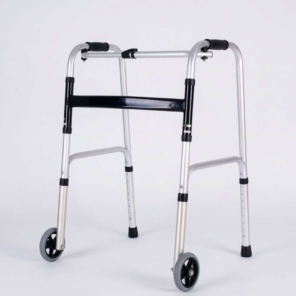 Andador plegable de 2 ruedas con estructura metálica plateada y empuñaduras negras