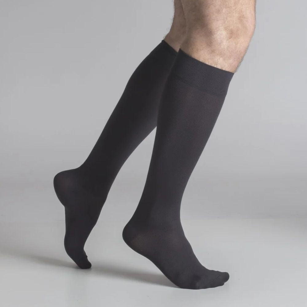Calceta compresora alta para hombre, color oscuro, 16–20 mmHg