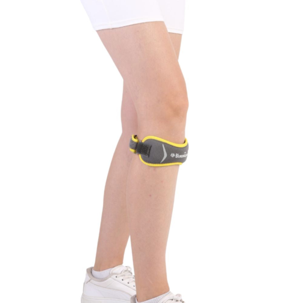 Soporte rotuliano en rodilla, banda gris con borde amarillo