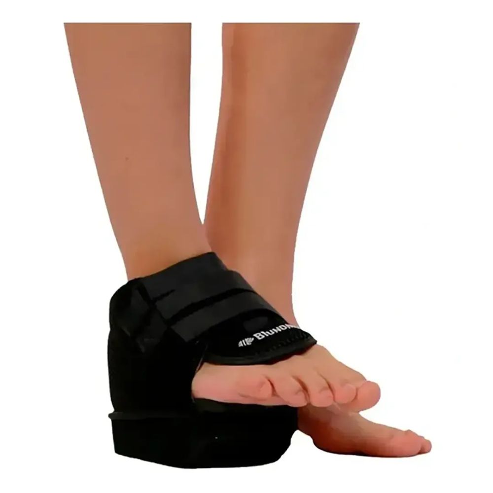 Zapato negro de punta abierta con tira ajustable y cierre tipo velcro