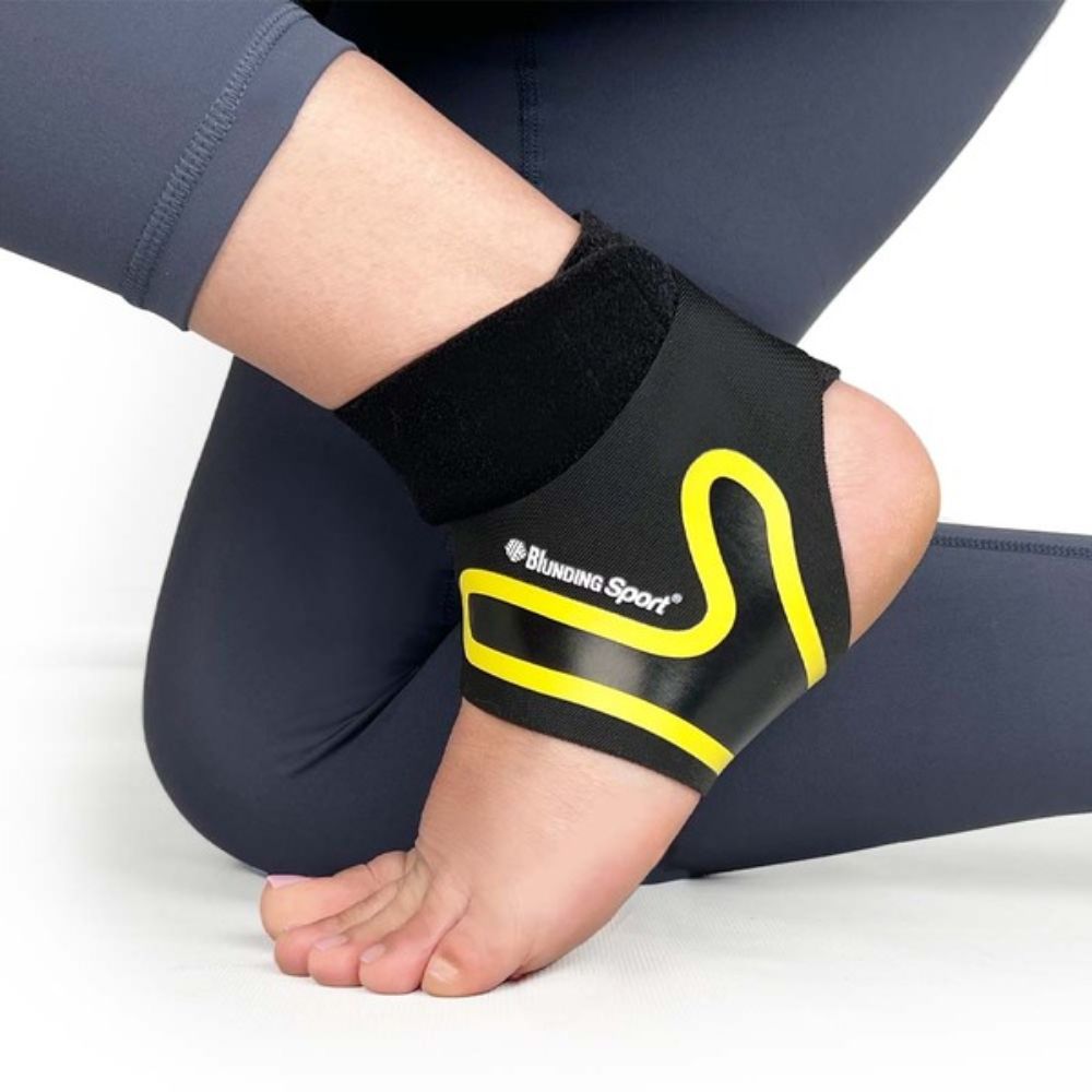 Soporte de tobillo deportivo negro con refuerzo y banda elástica amarilla