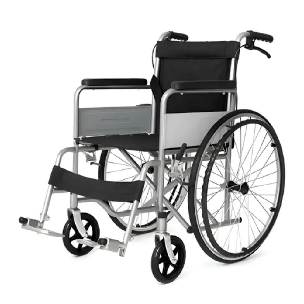 Silla de ruedas pediátrica manual de acero, asiento negro, ruedas grandes y reposapiés.