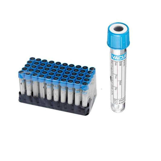 Bandeja con múltiples agujas hipodérmicas y tubo transparente con tapa azul