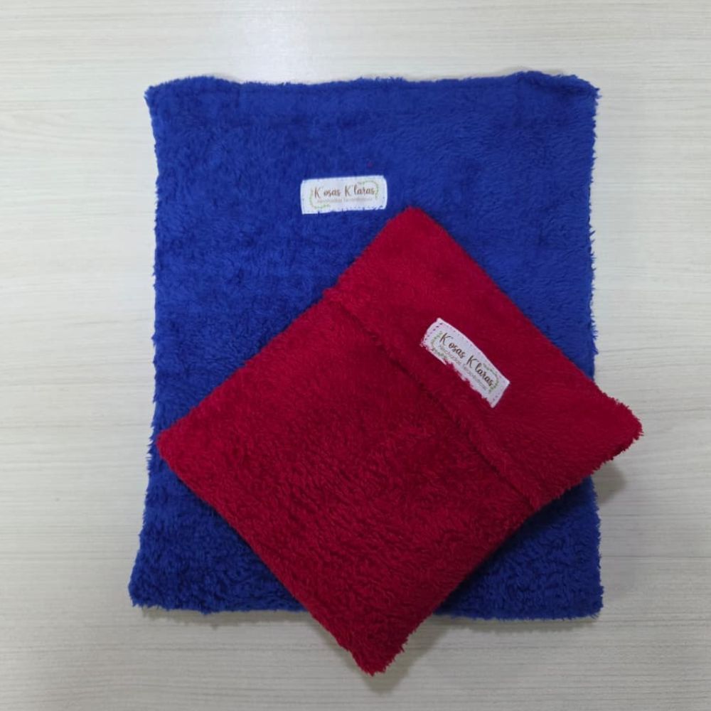 Guatero de semilla de felpa azul con bolsa interior roja y etiquetas