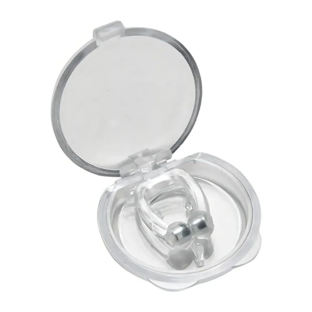 Clip nasal antirronquido transparente con pieza metálica y almohadillas en estuche.