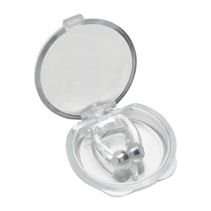 Clip nasal antirronquido transparente con pieza metálica y almohadillas en estuche.