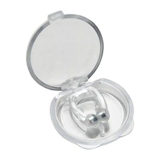 Clip nasal antirronquido transparente con pieza metálica y almohadillas en estuche.