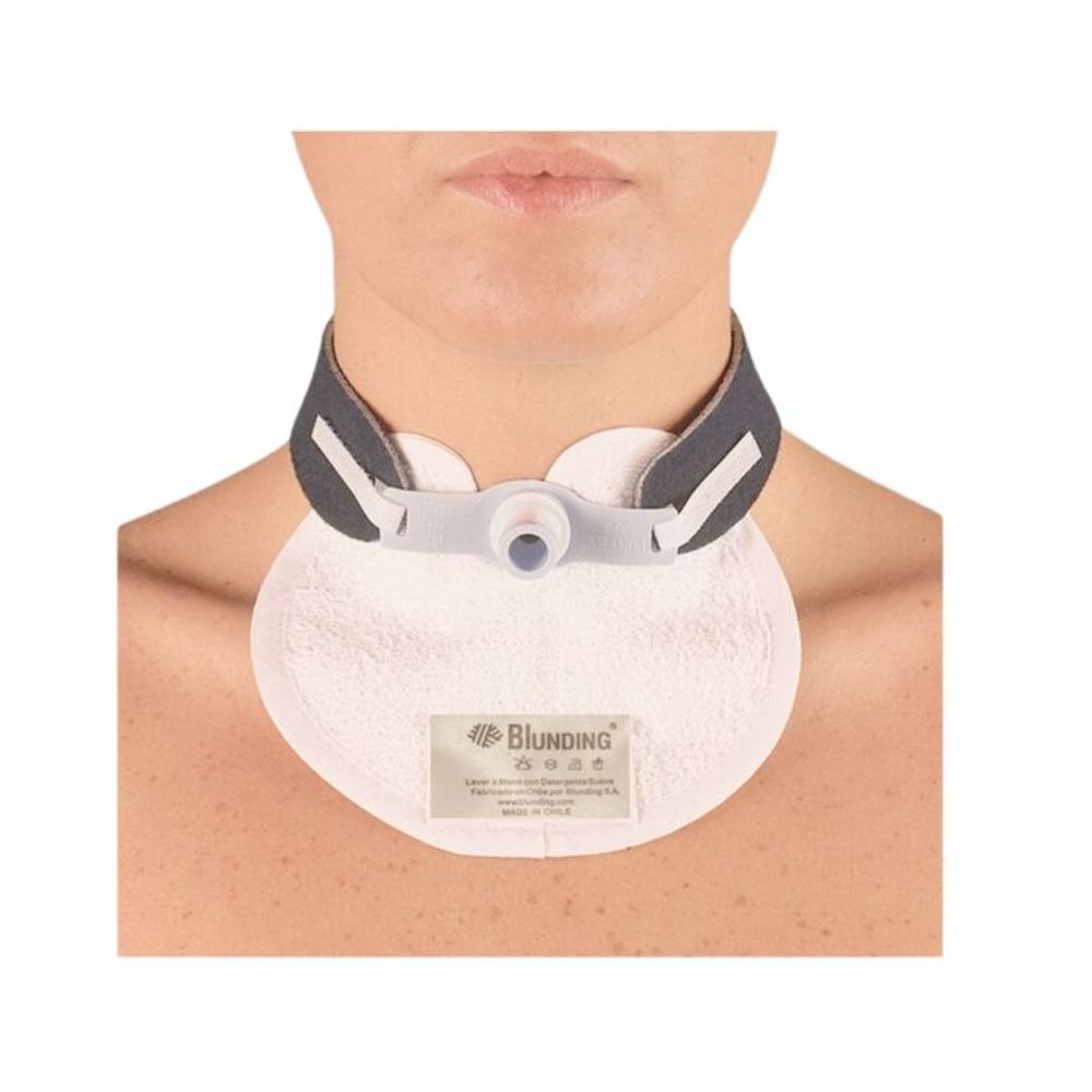 Sujetador para traqueostomía adulto: soporte acolchado blanco con abertura y banda gris.
