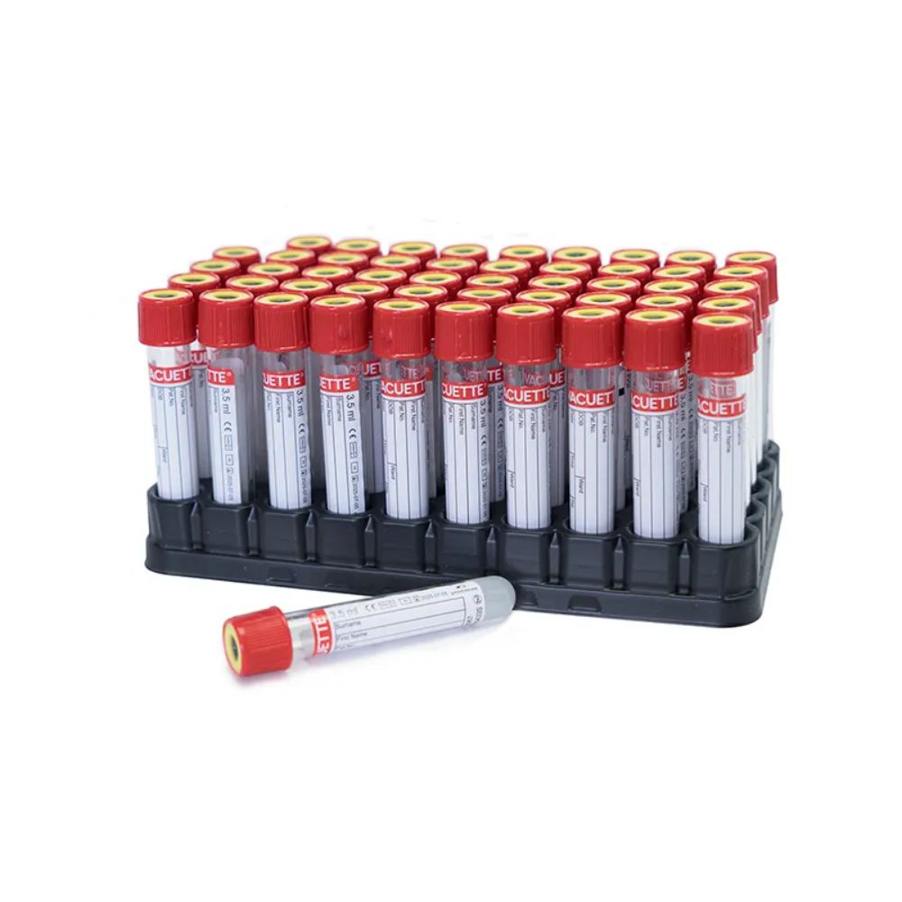 Tubo Vacutainer rojo de 10 ml con tapa roja y etiquetas, en bandeja negra