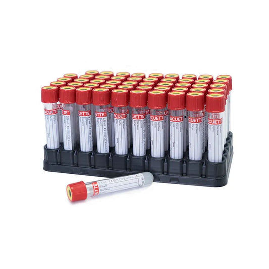 Tubo Vacutainer rojo de 10 ml con tapa roja y etiquetas, en bandeja negra