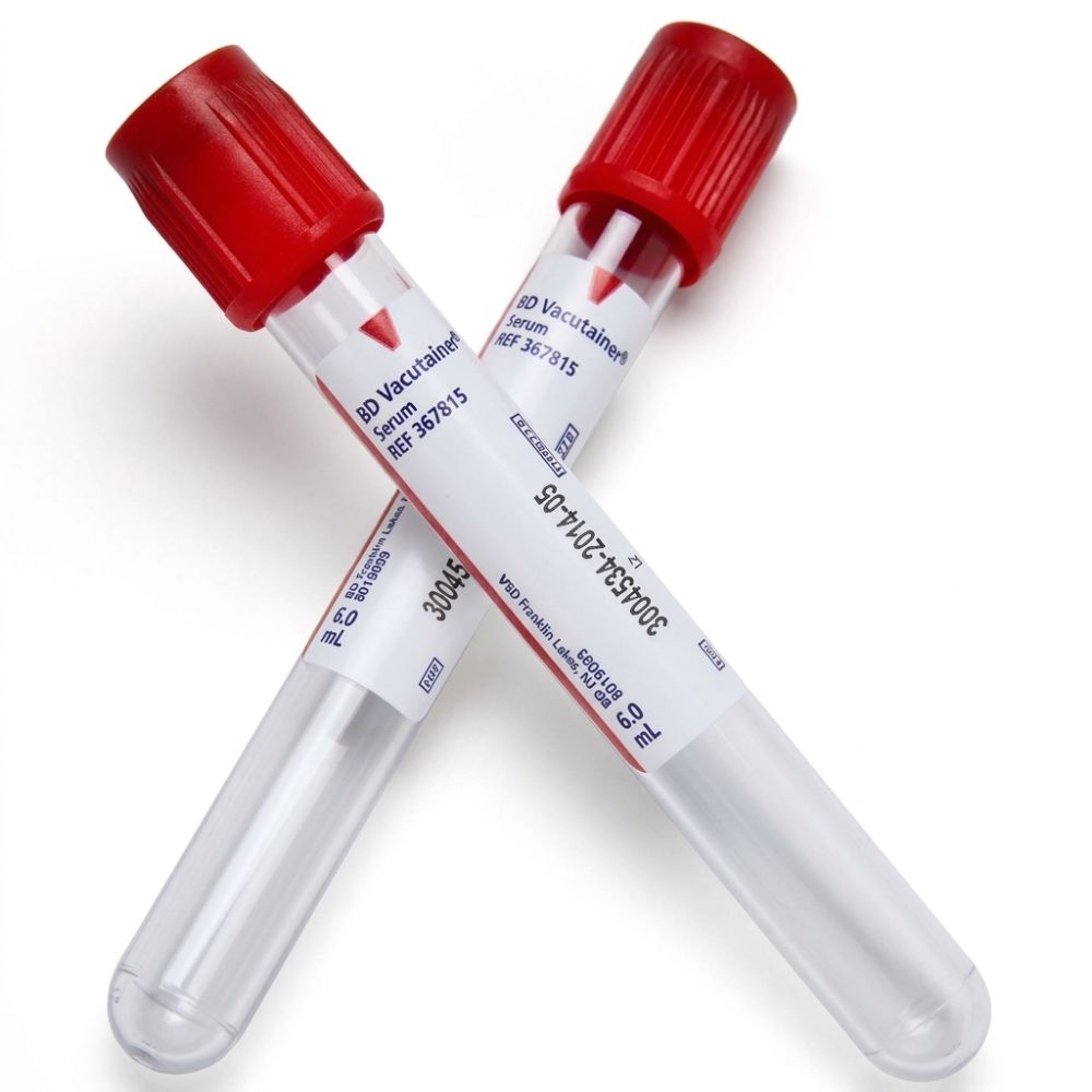 Tubo con tapa roja, dos tubos de cuerpo transparente con etiquetas blancas