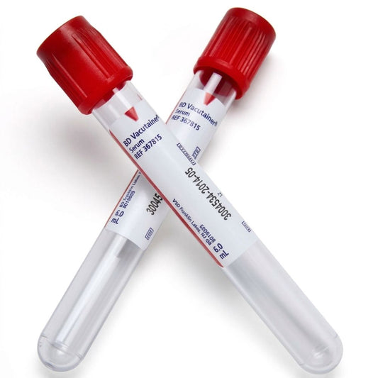 Tubo con tapa roja, dos tubos de cuerpo transparente con etiquetas blancas