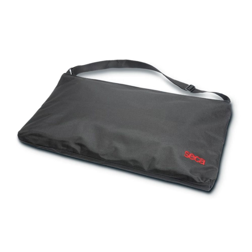 Bolso Seca oscuro con asa y correa ajustable, cierre superior y logo rojo