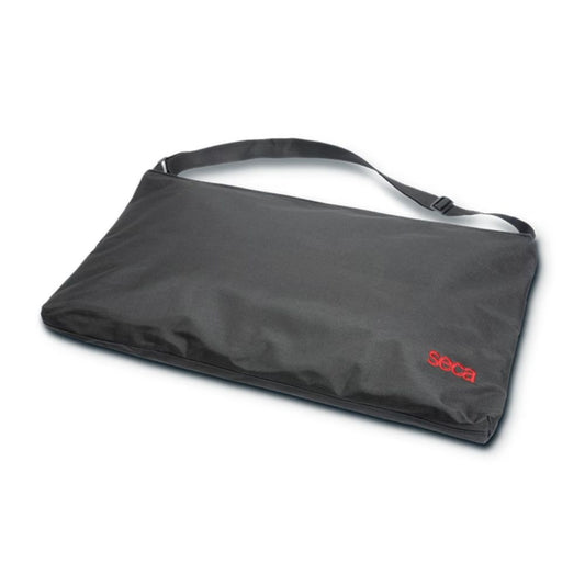 Bolso Seca oscuro con asa y correa ajustable, cierre superior y logo rojo