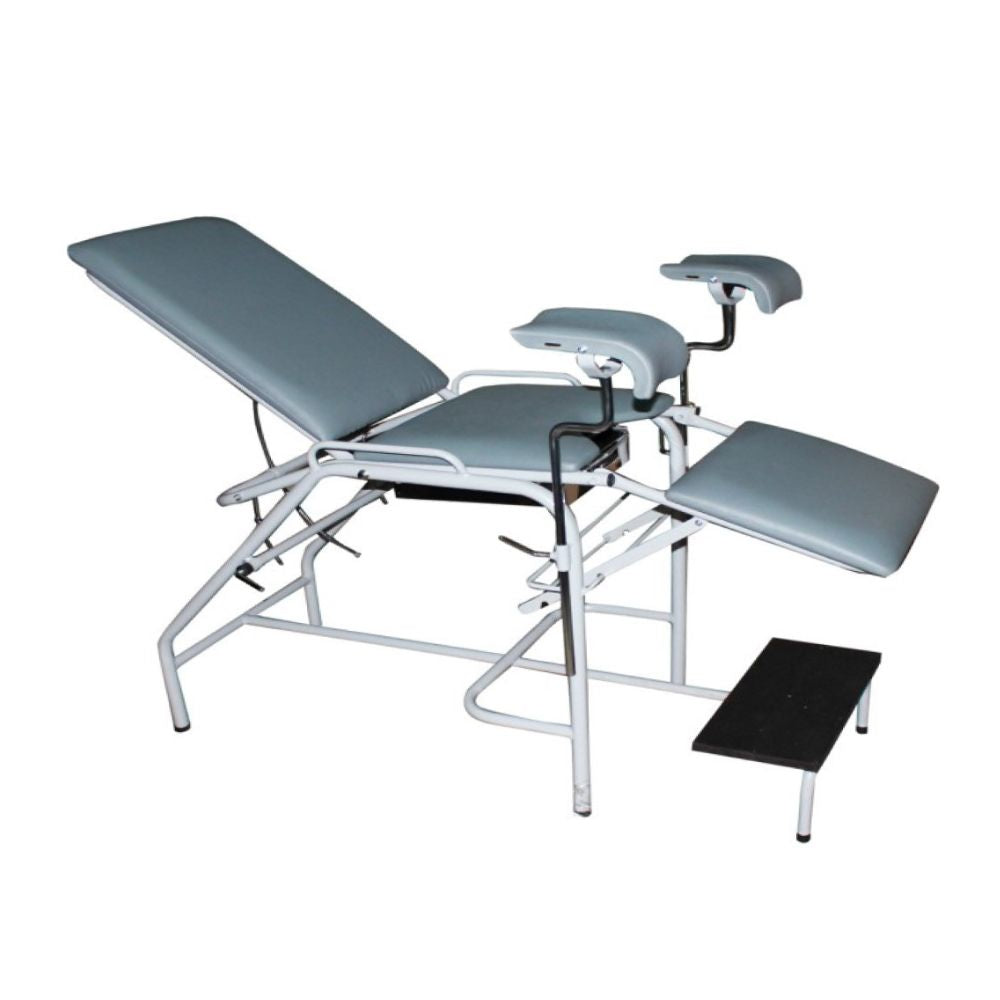 Mesa Ginecologica con acolchado gris y supportes para piernas, estructura metálica blanca