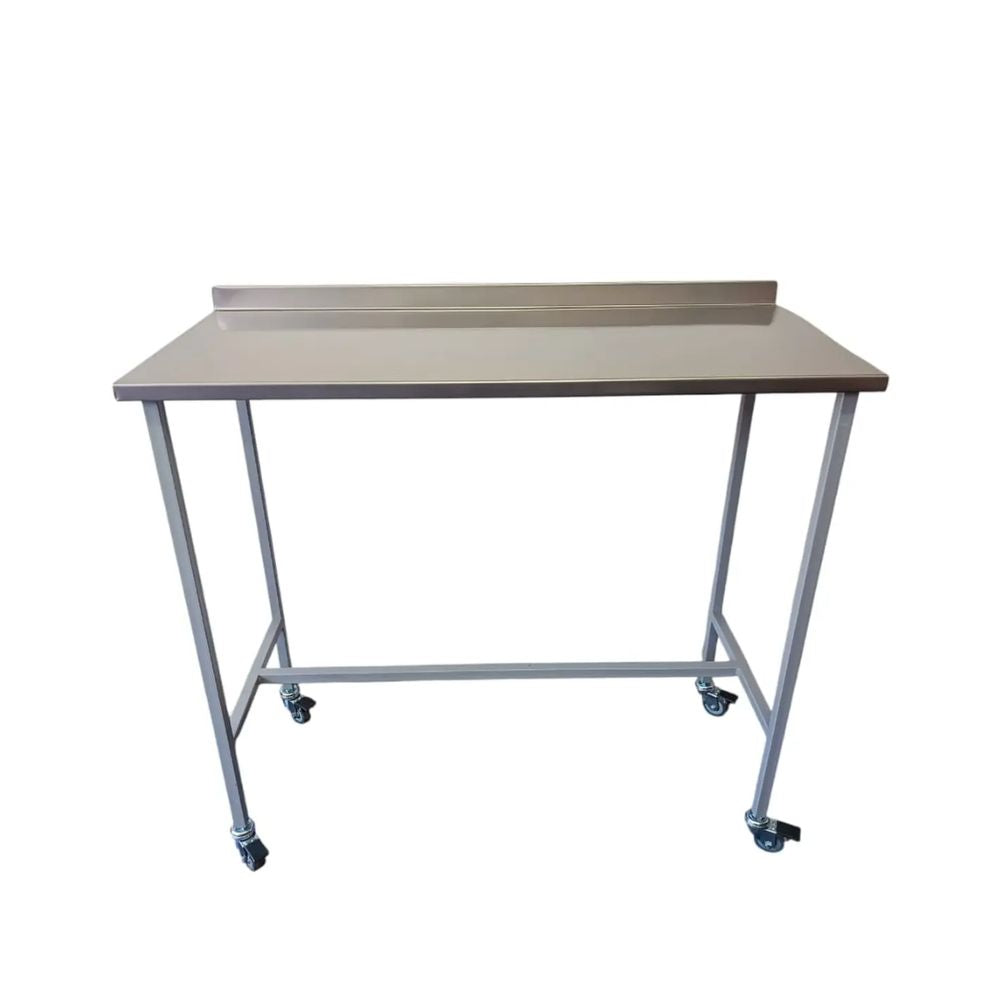 Mesa Arsenalera con tablero oscuro y base metálica con ruedas