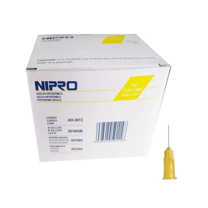Caja de agujas hipodérmicas con etiqueta amarilla y una aguja con protector