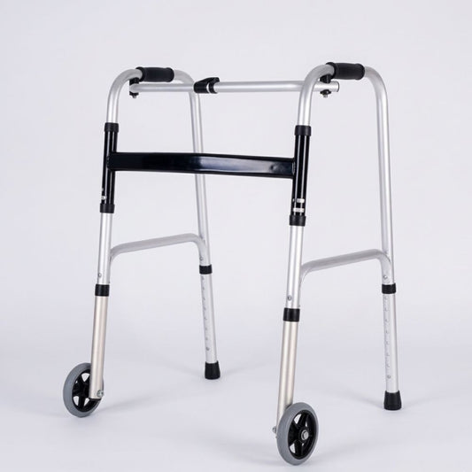 Andador plegable de 2 ruedas con estructura metálica plateada y empuñaduras negras