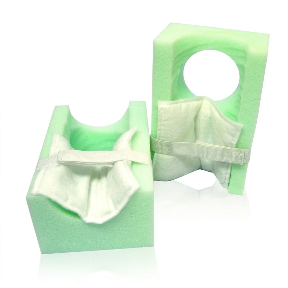 Talonera de espuma antiescaras con orificio y cubierta textil, verde claro.