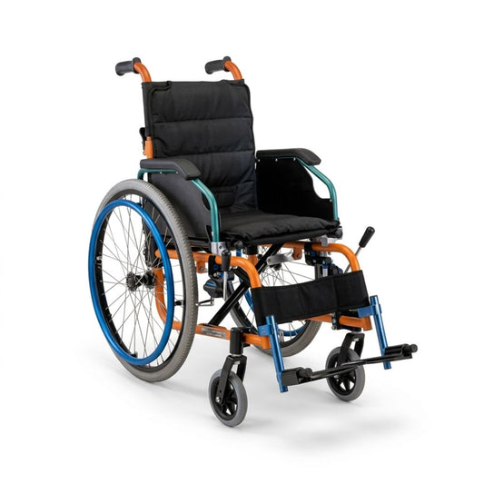 Silla de ruedas pediátrica con cojín negro, estructura azul, reposapiés y ruedas delanteras