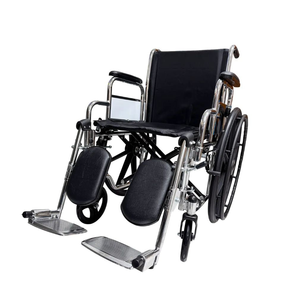 Silla de ruedas traumatológica con asiento y respaldo negros, reposabrazos y reposapiés.