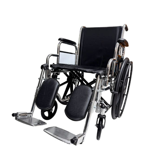 Silla de ruedas traumatológica con asiento y respaldo negros, reposabrazos y reposapiés.