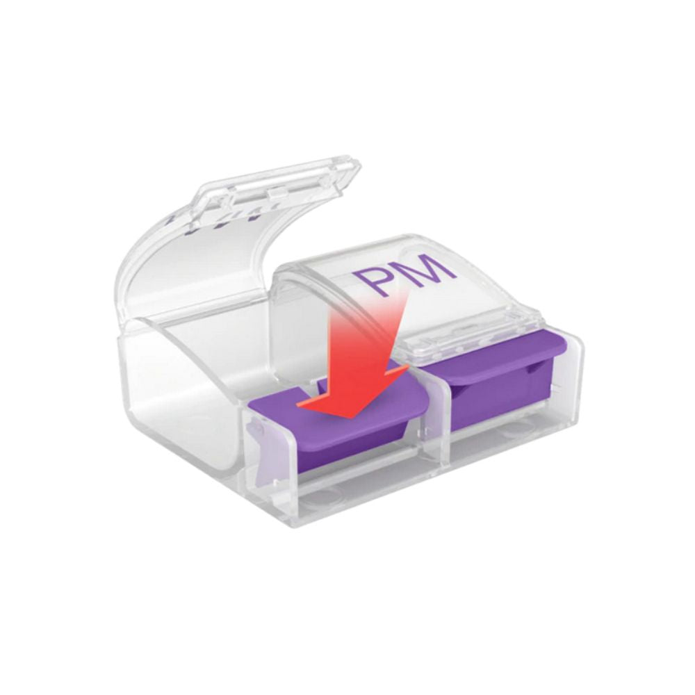 Pildorero 7 días con compartimentos morados y tapa transparente, indicado PM