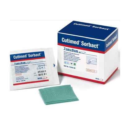 Compresa Cutimed Sorbact 7x9 cm: apósito verde estéril en caja y sobre