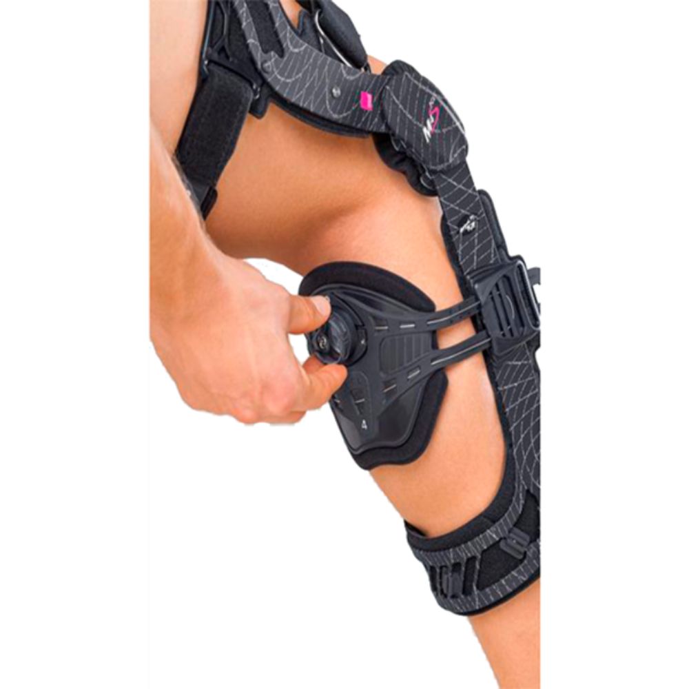 Rodillera dinámica negra con correas y articulación ajustable para la rodilla