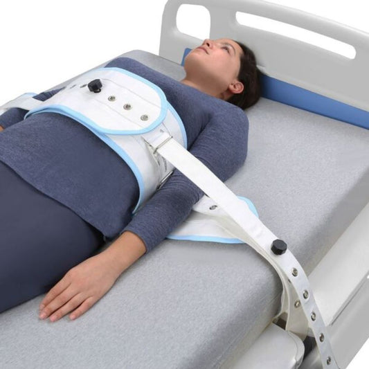 Contención de paciente con sujeción blanca y azul, cierres magnéticos en el torso.
