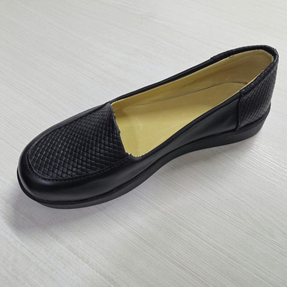 Zapato Cuero-badana negro tipo mocasín, punta tejida y suela de goma