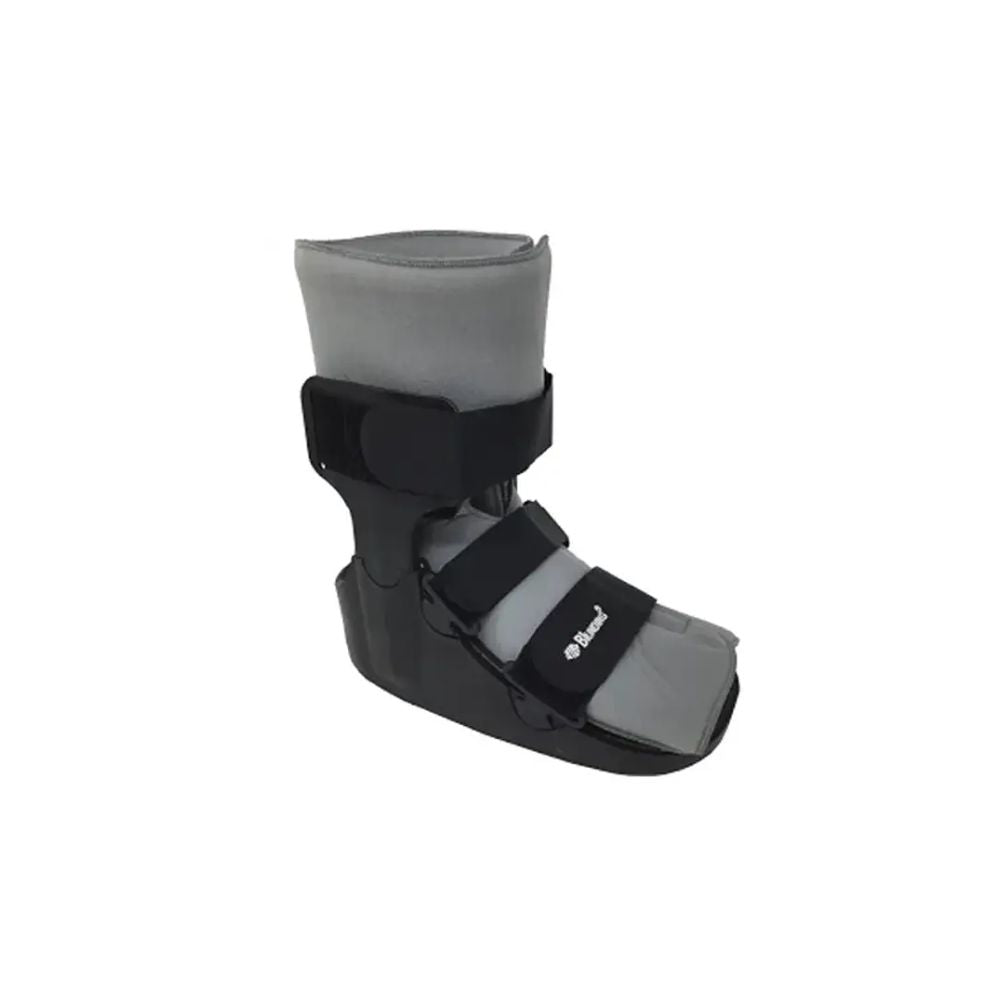 Bota inmovilizadora corta MI155, cierre velcro y refuerzo rígido, color oscuro.