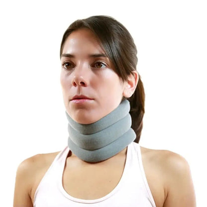 Cuello cervical blando: collar acolchado gris claro con soporte alrededor del cuello