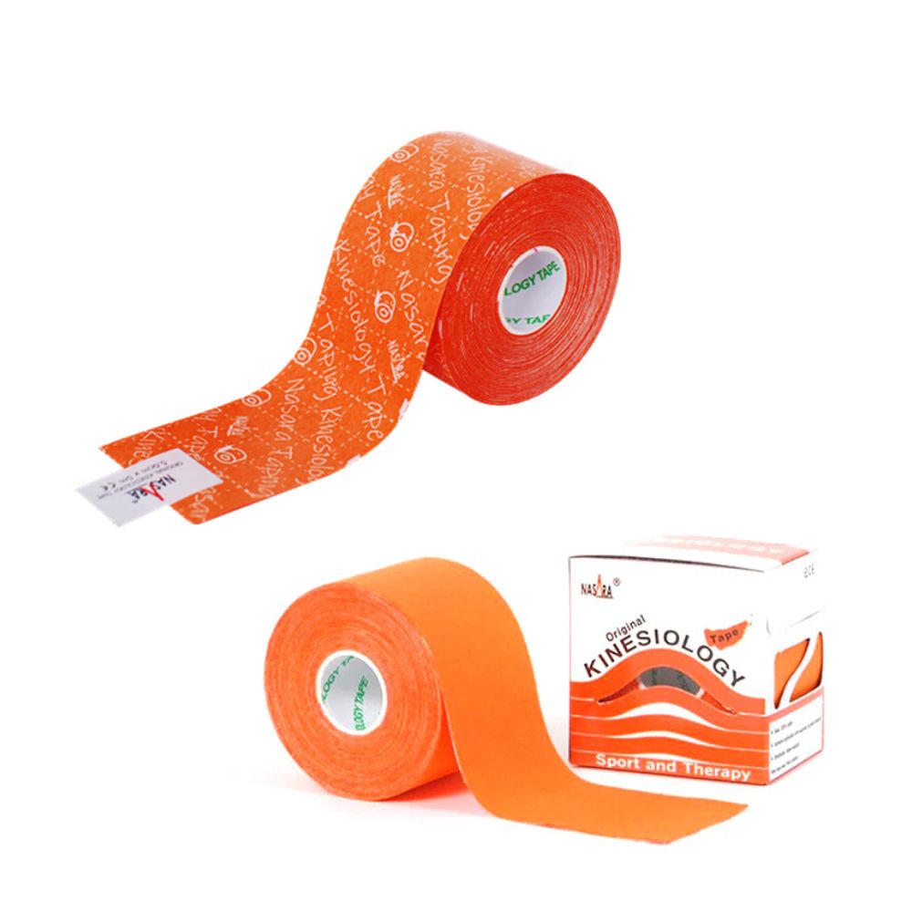 Rollo de cinta kinesio naranja con texto impreso y etiqueta en el extremo.