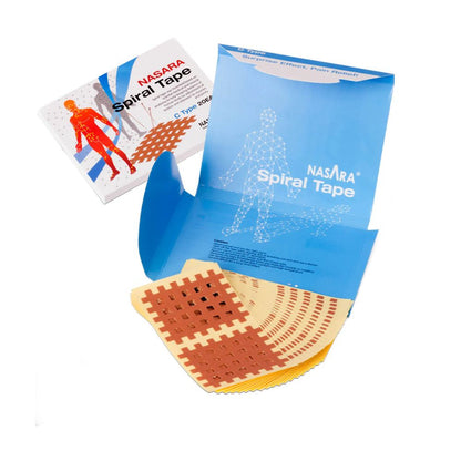 Cinta kinesio azul con rollo y hojas con patrón, junto a cajas de producto.