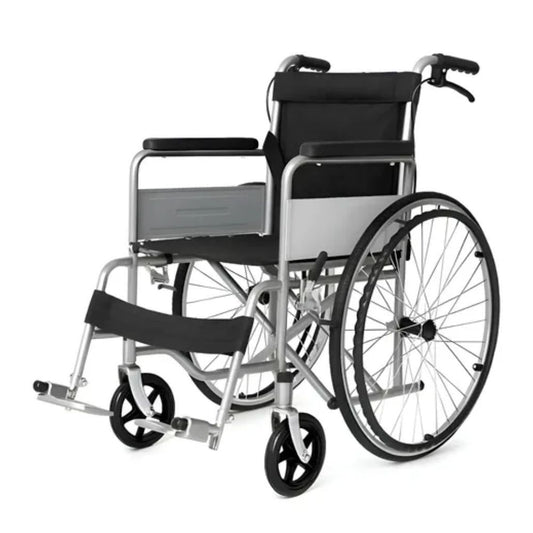 Silla de ruedas pediátrica manual de acero, asiento negro, ruedas grandes y reposapiés.