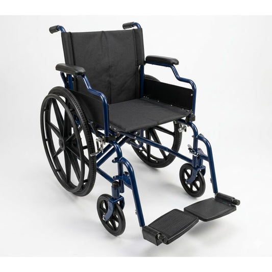 Silla de ruedas Caremaster con bastidor azul, asiento y respaldo negros, reposapiés plegables